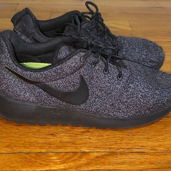 NIKE ROSHE Gray Print Sneakers - Picture 16 of 16